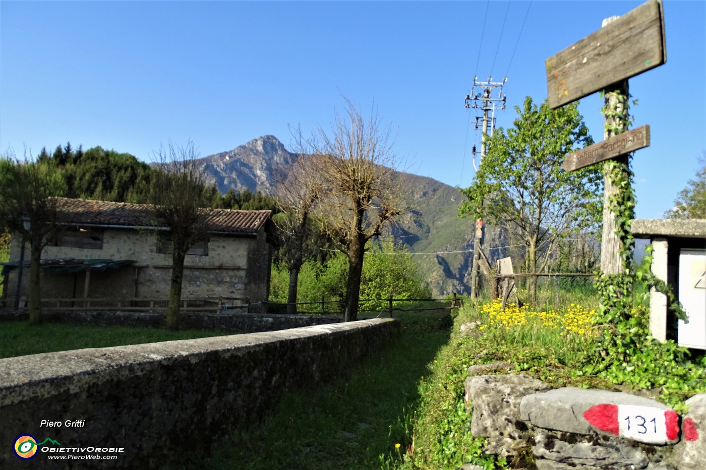 13 Accanto alla chiesa vediamo il sentiero 131 proveniente da Cantiglio che faremo al rientro dell'anello.JPG